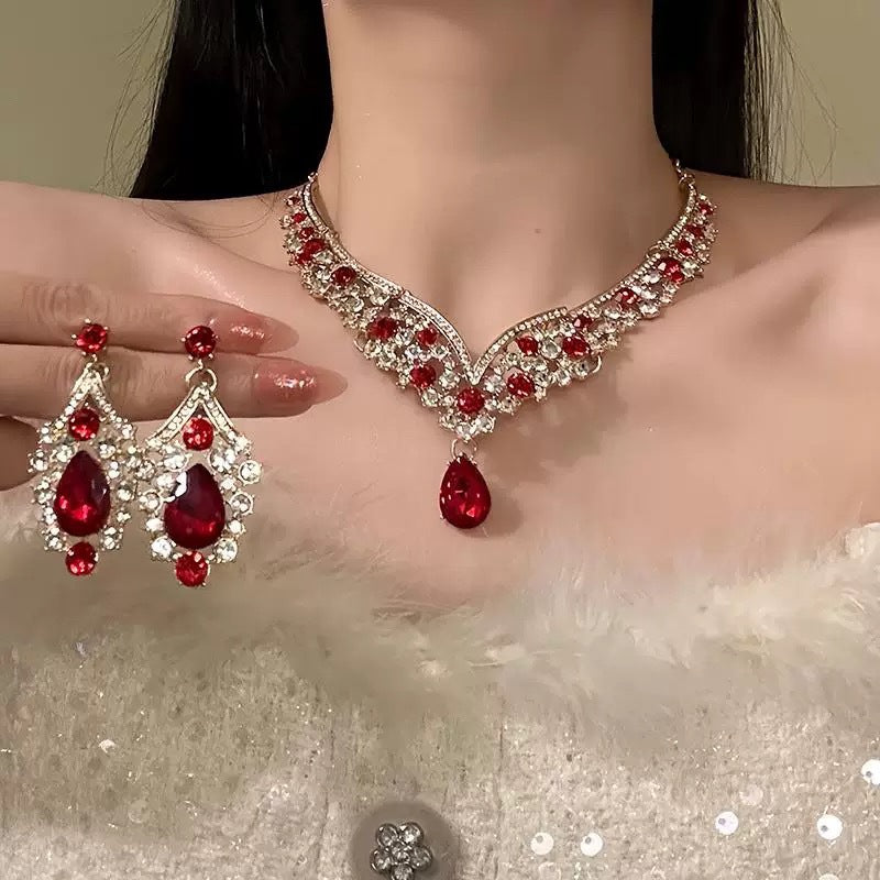 Women's Ear Light Luxury Minority Palace Style Clavicle Chain Vintage Court Jewelry Set